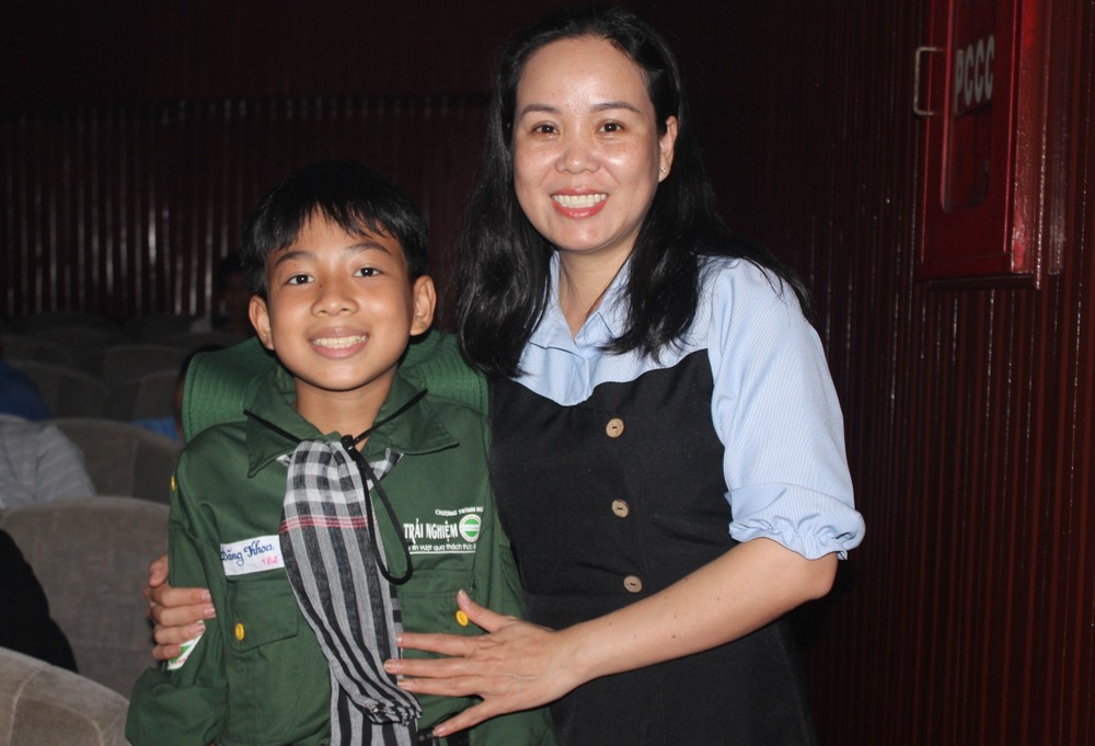 Chị Ông Thị Ngọc Hương (TP. Thủ Đức) cùng con trai Đăng Khoa trong giây phút con trưởng thành.