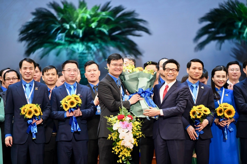 Đồng chí Vũ Đức Đam - Ủy viên Ban Chấp hành Trung ương Đảng, Phó Thủ tướng Chính phủ tặng hoa chúc mừng Ban Chấp hành Trung ương Đoàn khóa XII, nhiệm kỳ 2022 -2027.